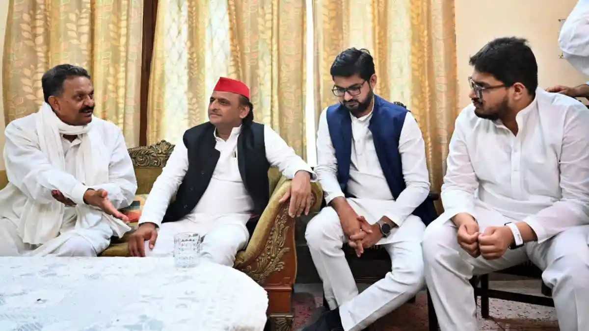 Akhilesh Yadav visits Ansari's family: calls for justice amid suspicion of Govt's foul play