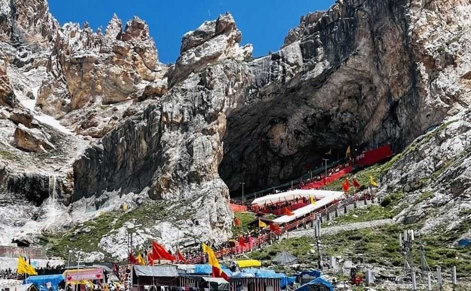 "On Saturday, 7,541 pilgrims undertook the yatra and had darshan of Baba Bholenath on the 29th day of the annual pilgrimage," officials said. This brings the total count of visitors to the 3,880-metre-high cave shrine to 451,881.