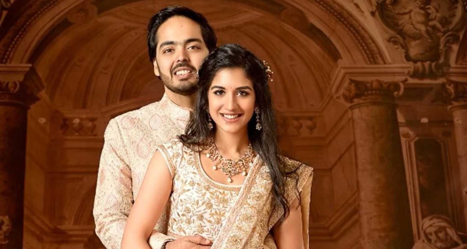 Anant Ambani and Radhika Merchant Pose for a picture.