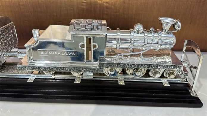 The train model was made with antique silver and hand-engraved, a rare and extraordinary piece masterfully crafted by artisans from Maharashtra; the shawl was a tribute to the extraordinary talent of Kashmiri craftspersons..