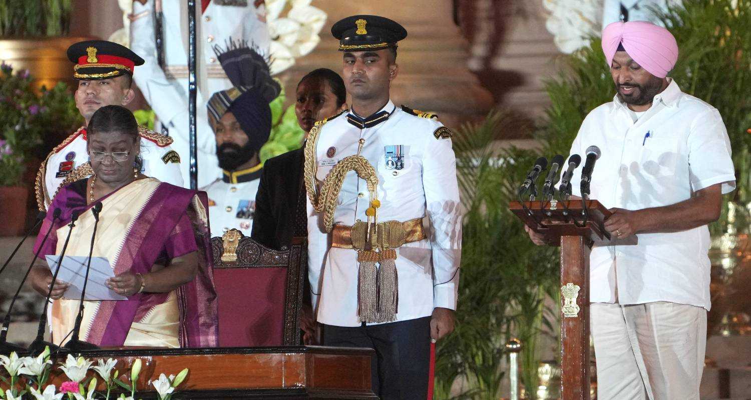 Ravneet Singh Bittu takes oath as a union minister at the Rashtrapati Bhavan.