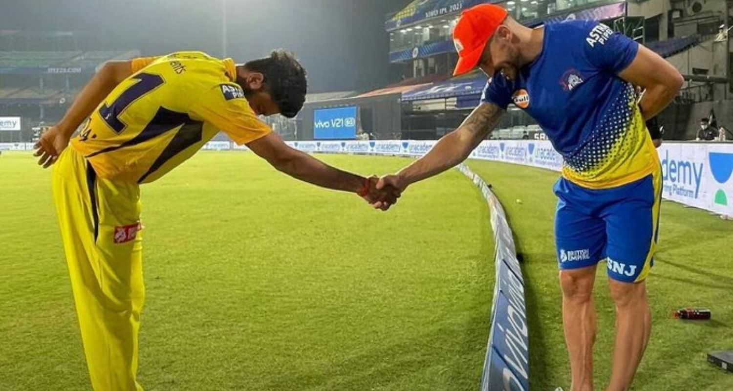 New CSK Captain Ruturaj Gaikwad shake hands with RCB skipper Faf du Plessis. 