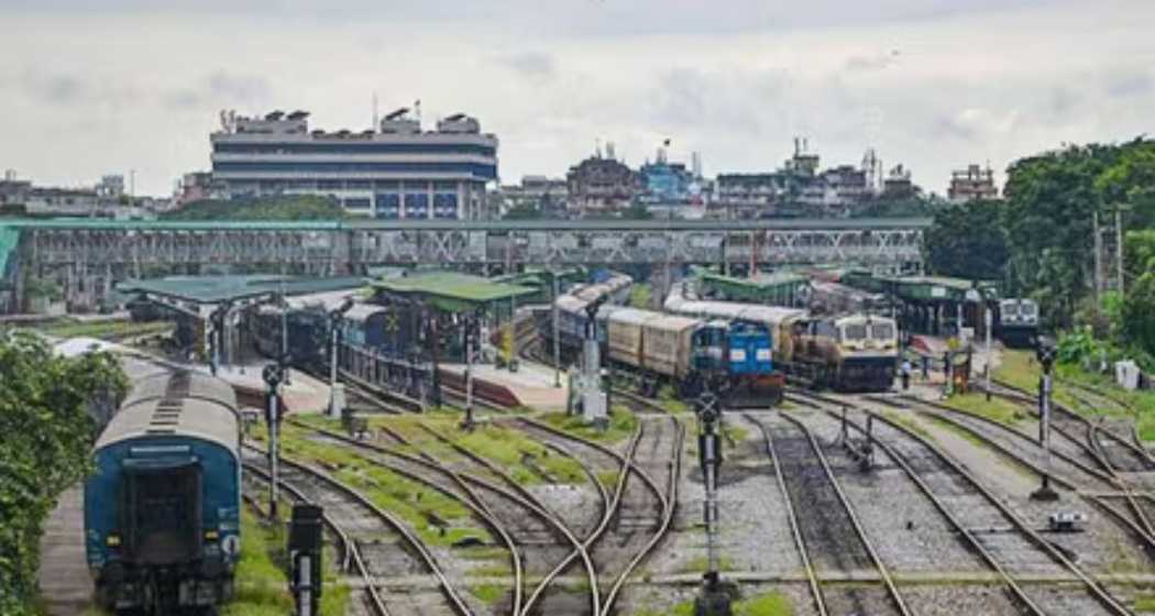 According to the IMD, the cyclone was positioned 520 km southeast of Paradip and 600 km south-southeast of Sagar Island as of 8:30 am on Wednesday. 