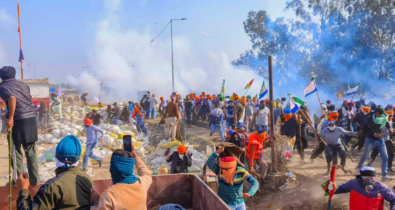 Protestors facing off against security personnel in Khanauri