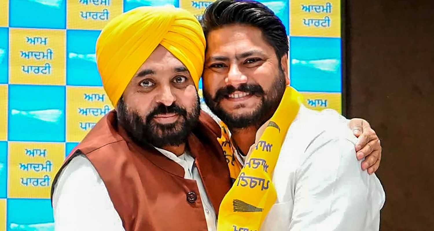 Punjab Chief Minister and AAP leader Bhagwant Mann welcomes former Congress MLA Dalvir Singh. 