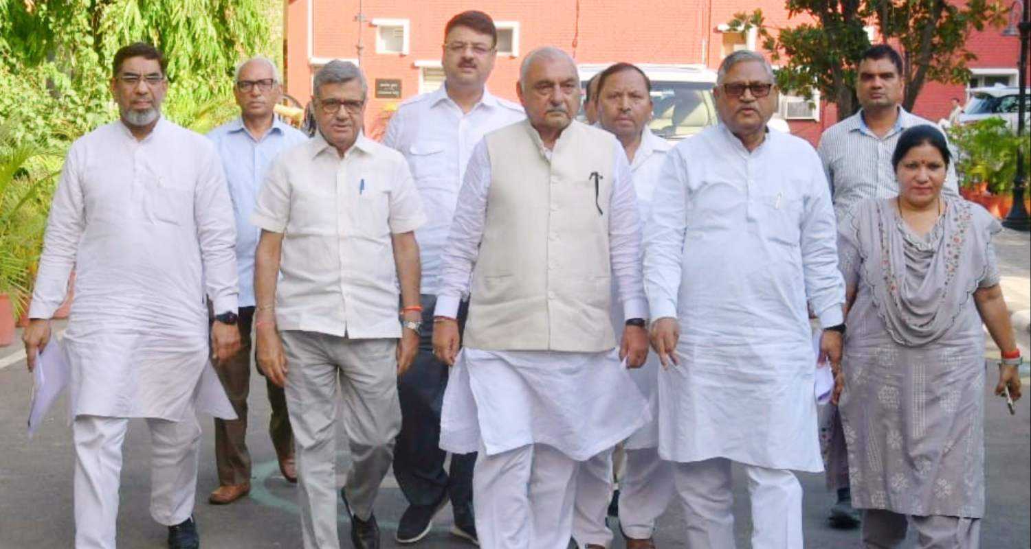 Haryana Congress hands memorandum to Guv seeking to dissolve Assembly. 