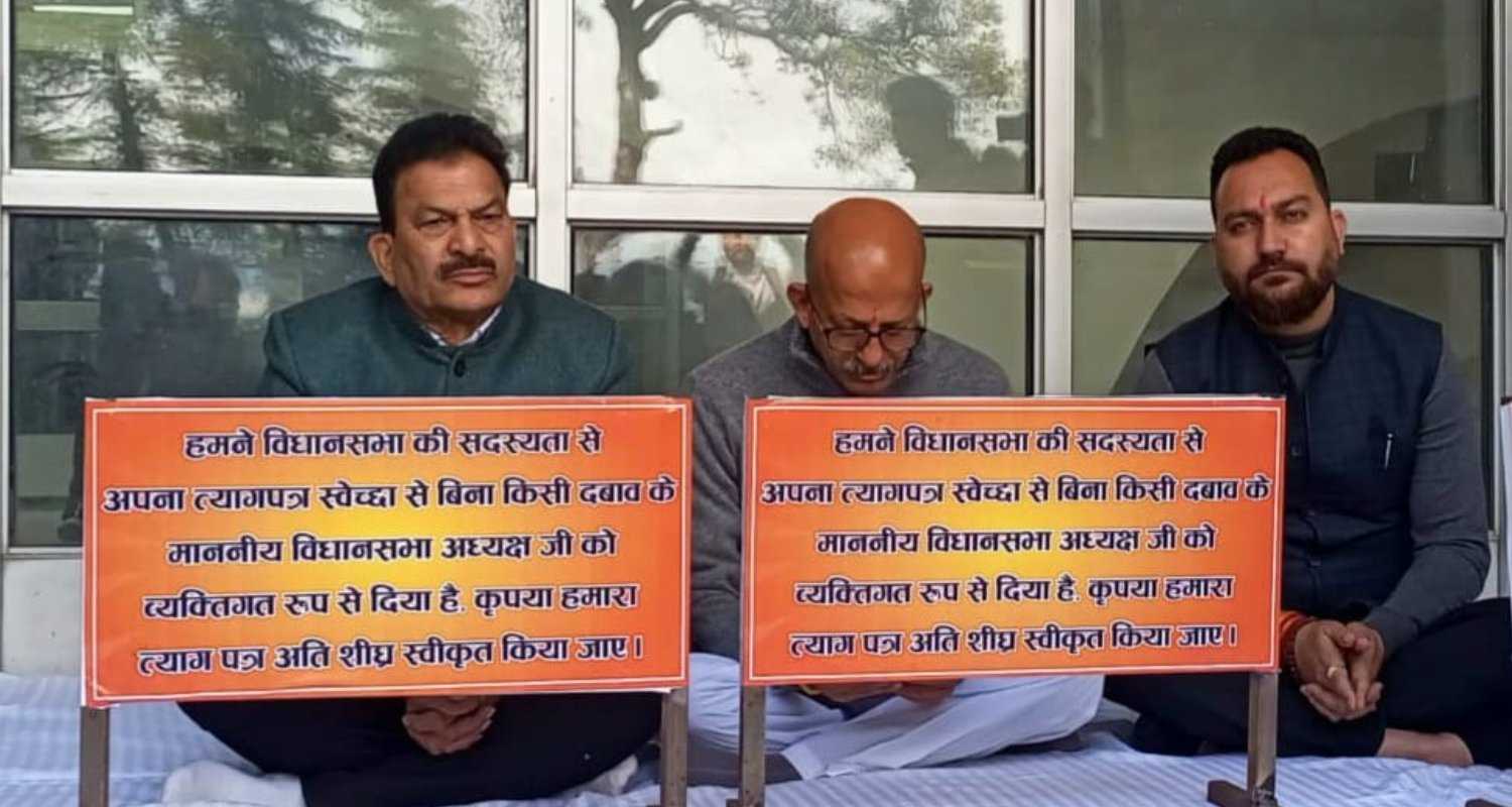 The three Independent MLAs protesting for their resignations to be accepted in Himachal Pradesh.