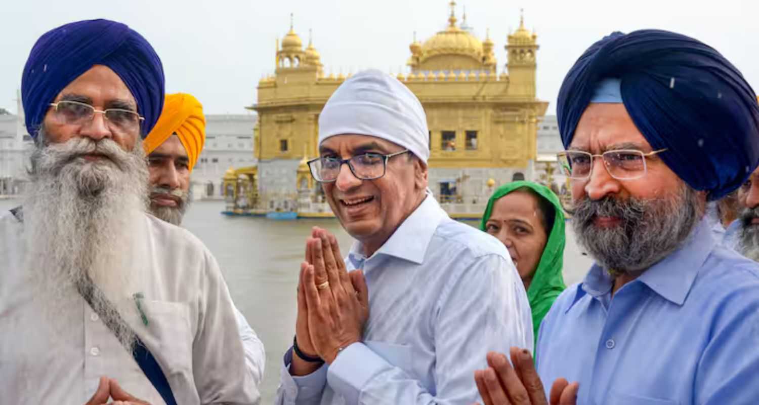 Chief Justice D Y Chandrachud Visits Golden Temple After PGIMER Convocation.