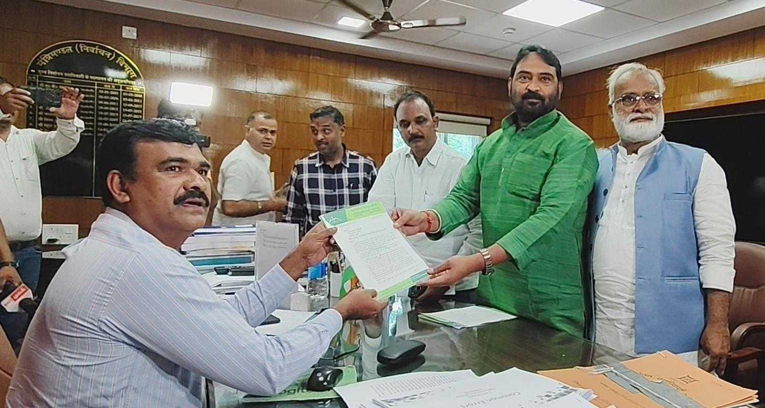 JMM General Secretary Vinod Pandey submits a memorandum to Chief Electoral Officer, Jharkhand, K Vijay Kumar in Ranchi on Wednesday.  