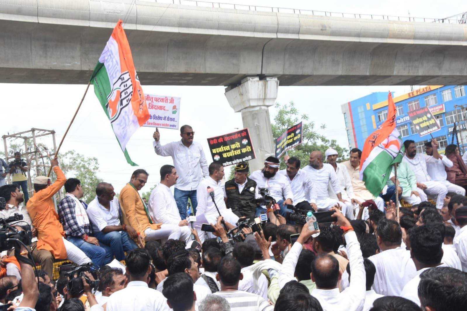 Congress stages protest in MP ,demands SEBI chief's resignation