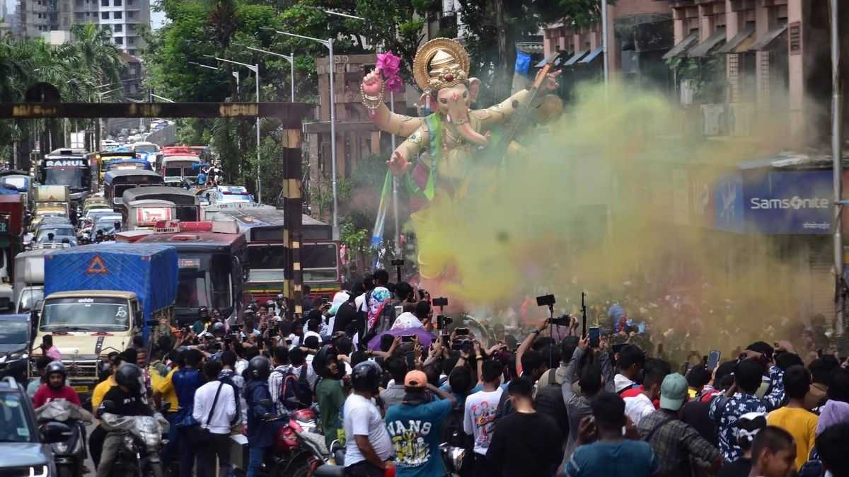 2 Sena officials removed over money shower incident at Ganesh festival