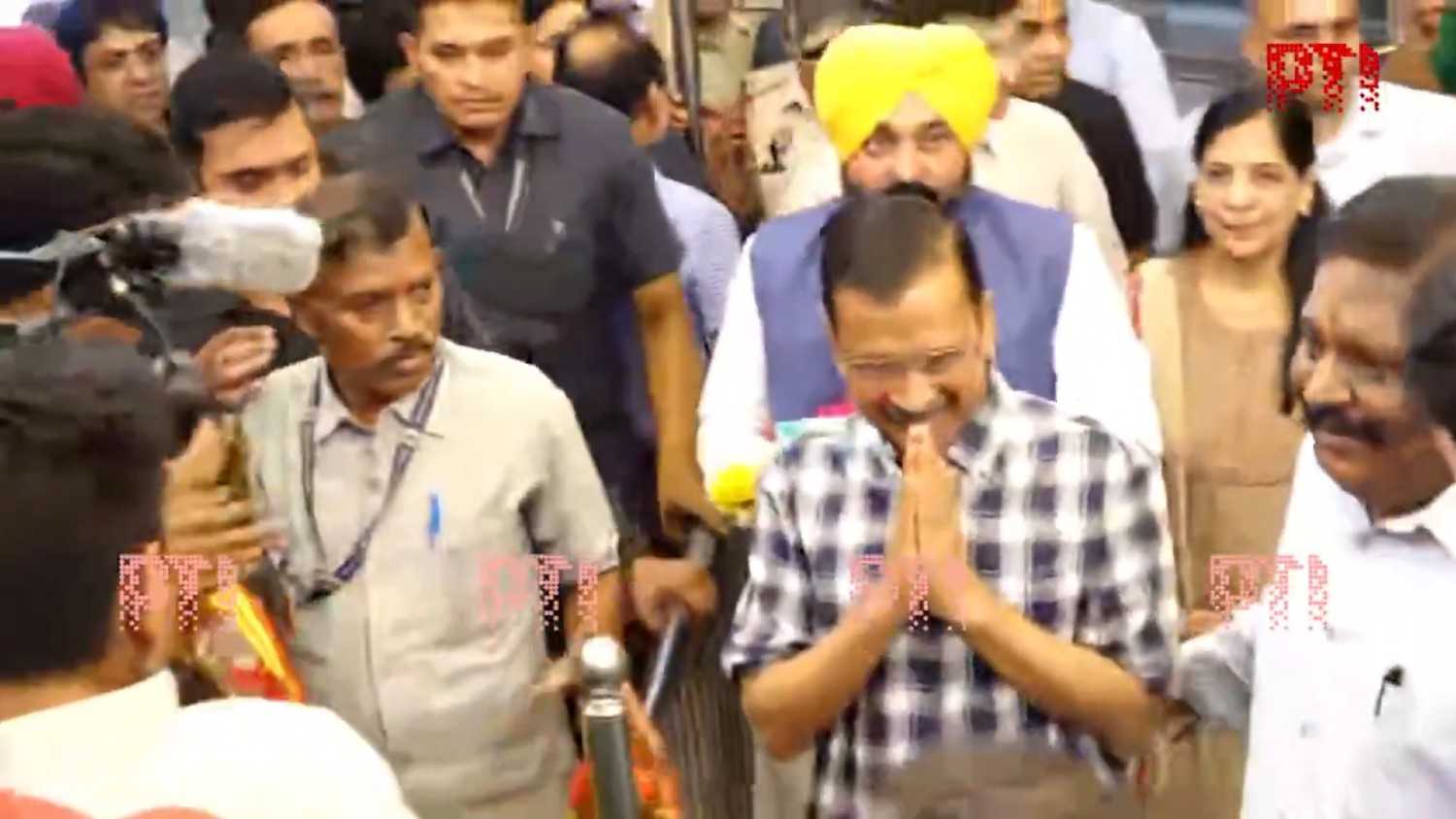 Delhi CM Kejriwal seeks lord Hanuman's blessing with wife Sunita & Punjab CM Mann