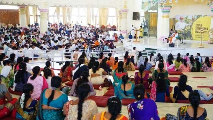 In an enthusiastic gathering filled with a collective vision for a brighter economic future, over a thousand farmers from Maharashtra traversed vast distances to thank Gurudev Sri Sri Ravi Shankar. 