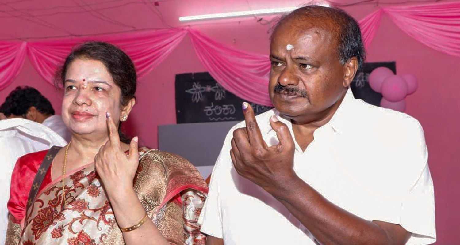 NDA candidate HD Kumaraswamy and his wife Anitha cast vote