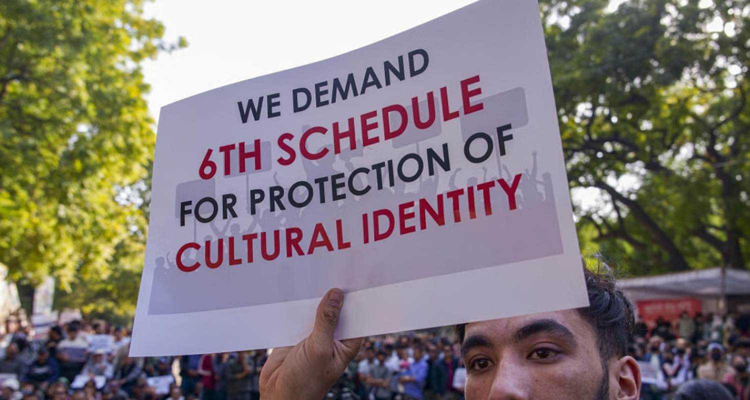 A Ladakhi protestor holding 6th schedule supporting placards in New Delhi.