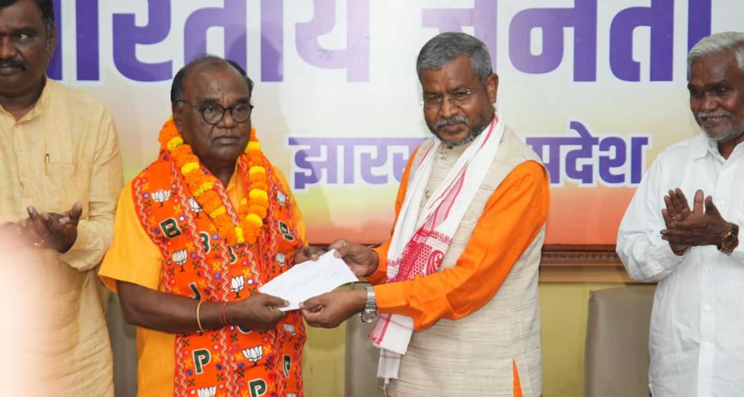 Babulal Marandi welcoming Lobin Hembrom into the BJP fold.