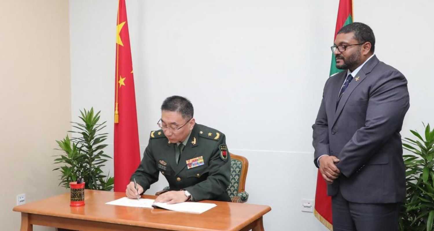 China's Major General Zhang Baoqun with Maldivian Defence Minister Mohamed Ghassan Maumoon.