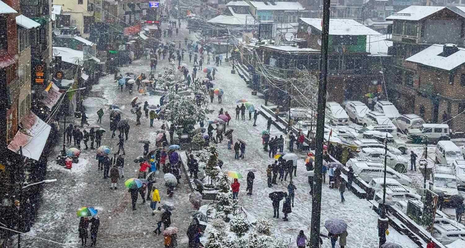 Crowd on the mall road in Himachal Pradesh in Manali recieves snowfall