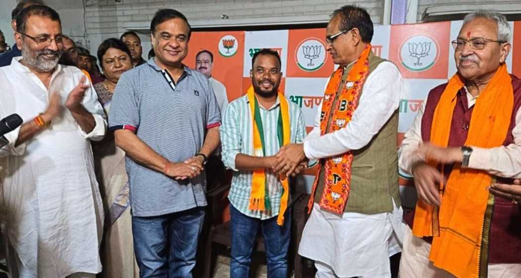 Descendant of Sido Kanhu, Mandal Mumru, who is a proposer of Chief Minister Hemant Soren joins BJP in Deoghar on Sunday. 