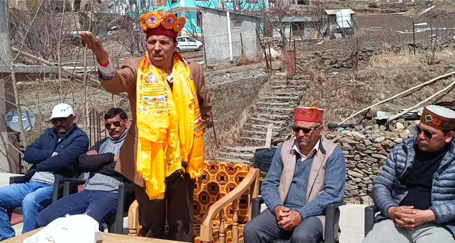 Former P BJP leader Ram Lal Markanda addressing a public gathering.