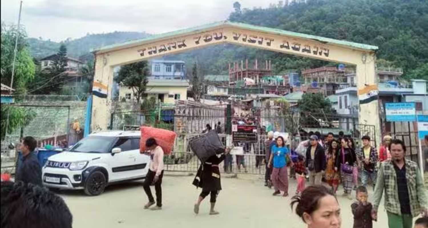 People gather at the Mizoram-Myanmar border gate.