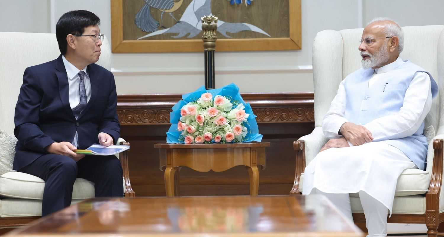 PM Modi with Foxconn's Young Liu.