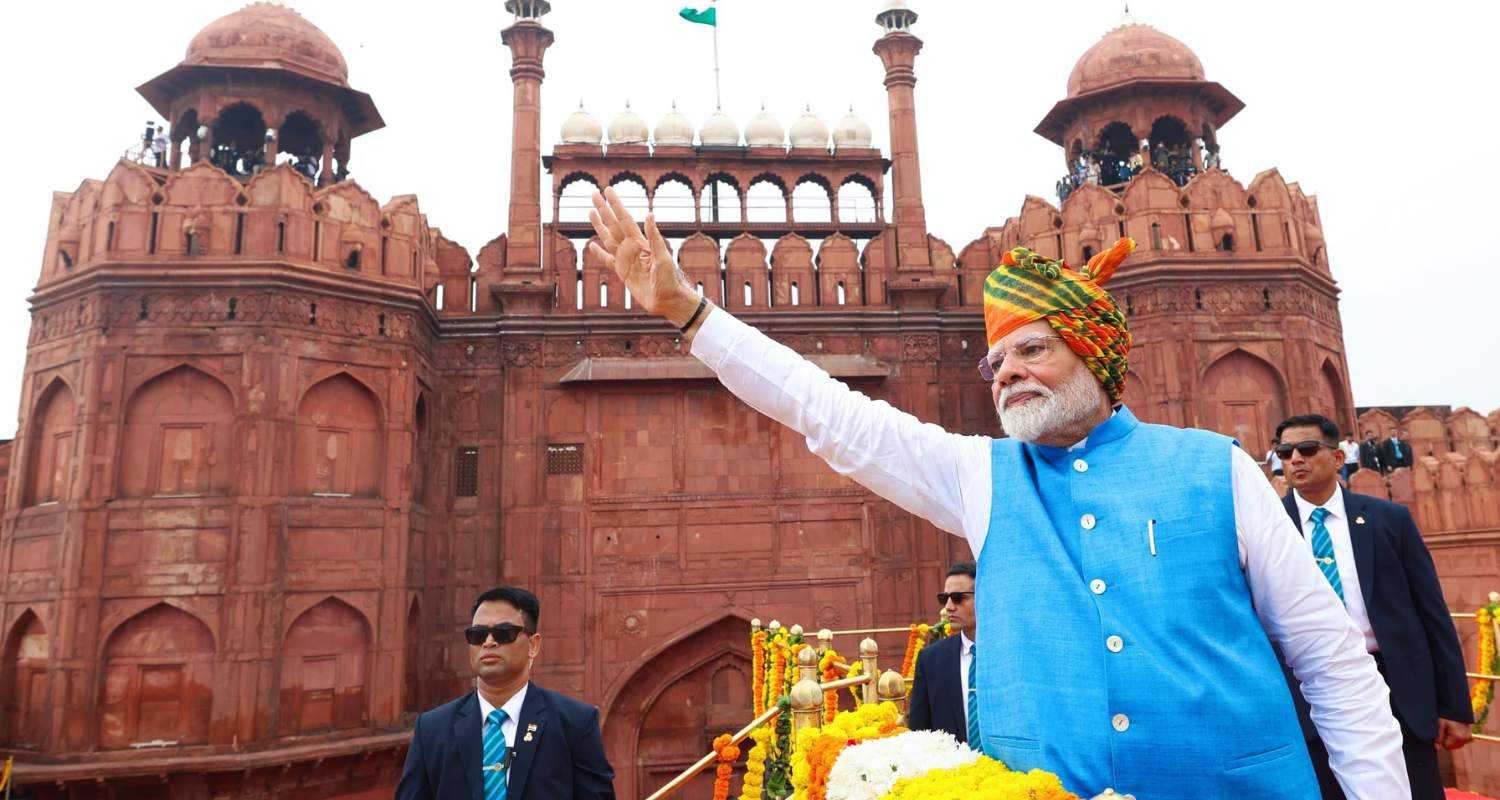 PM Modi waves to the audience at the Red Fort on the occasion of independence Day.