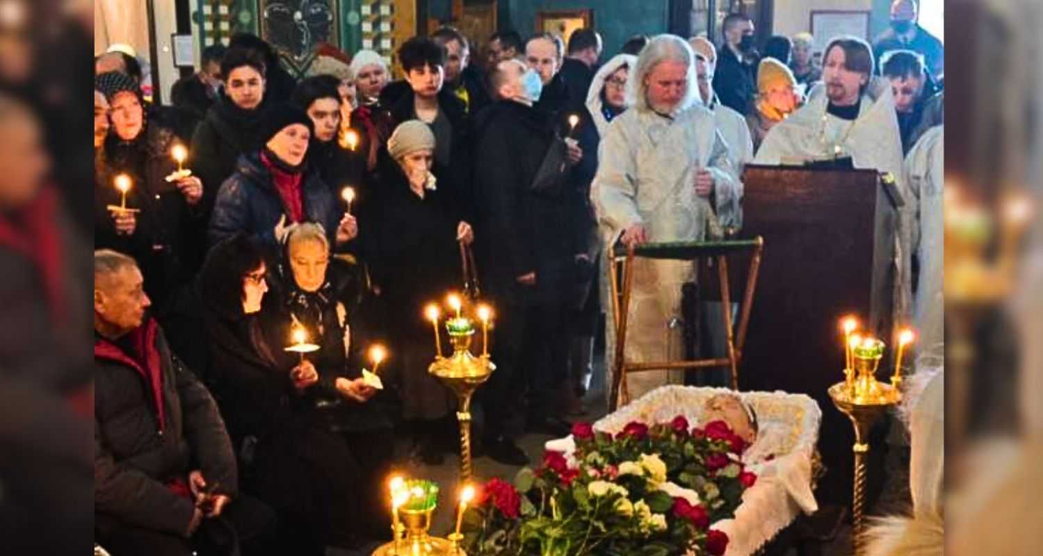 Friends, family and others grathered around the coffin of Alexei navalny in Russia.