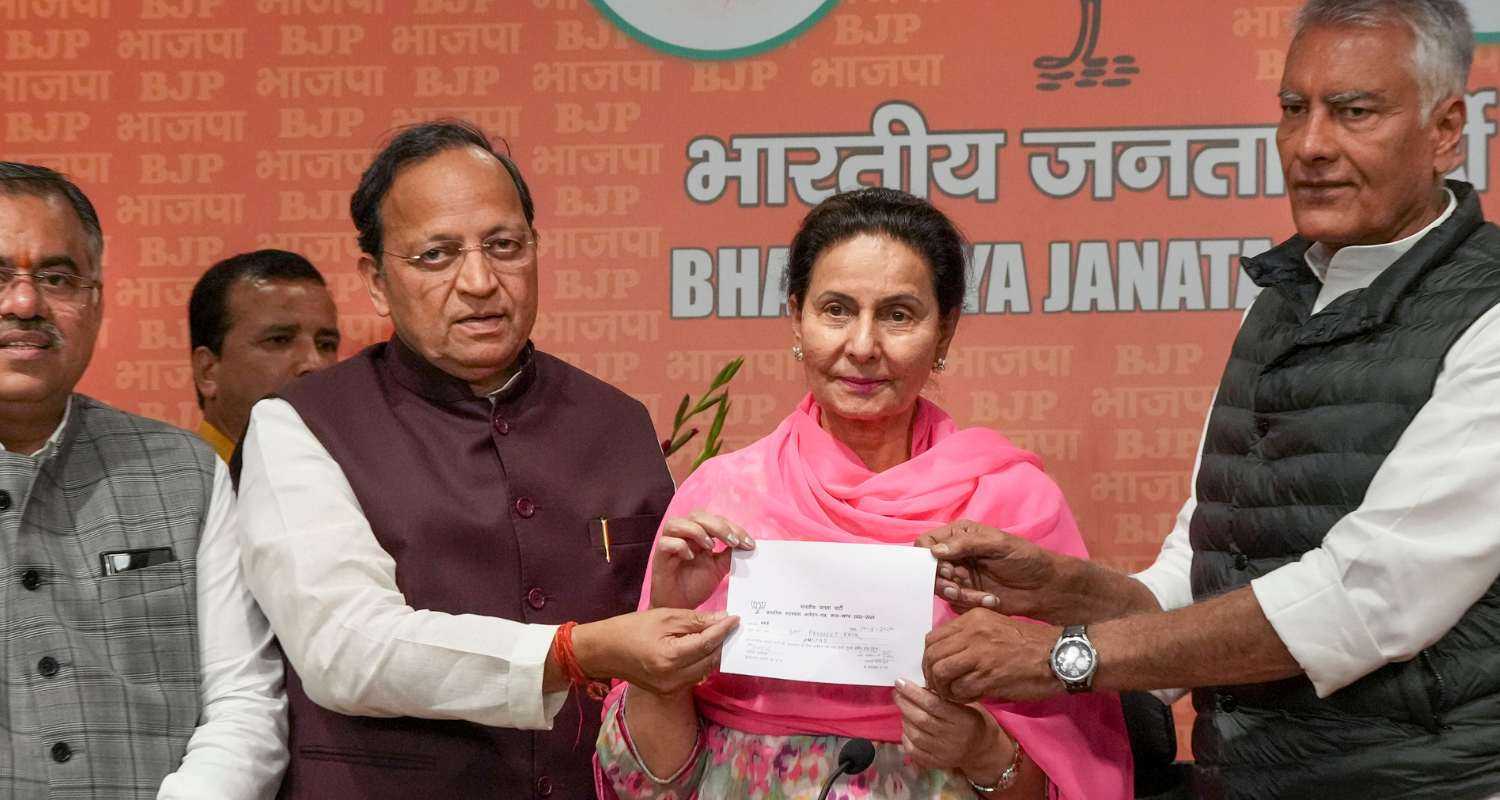 Lok Sabha MP from Patiala Preneet Kaur with BJP National General Secretary Tarun Chugh and others as she joins the party, at the BJP headquarters. 