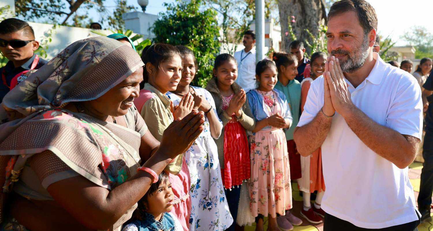 Image of Rahul Gandhi with the supporters. 