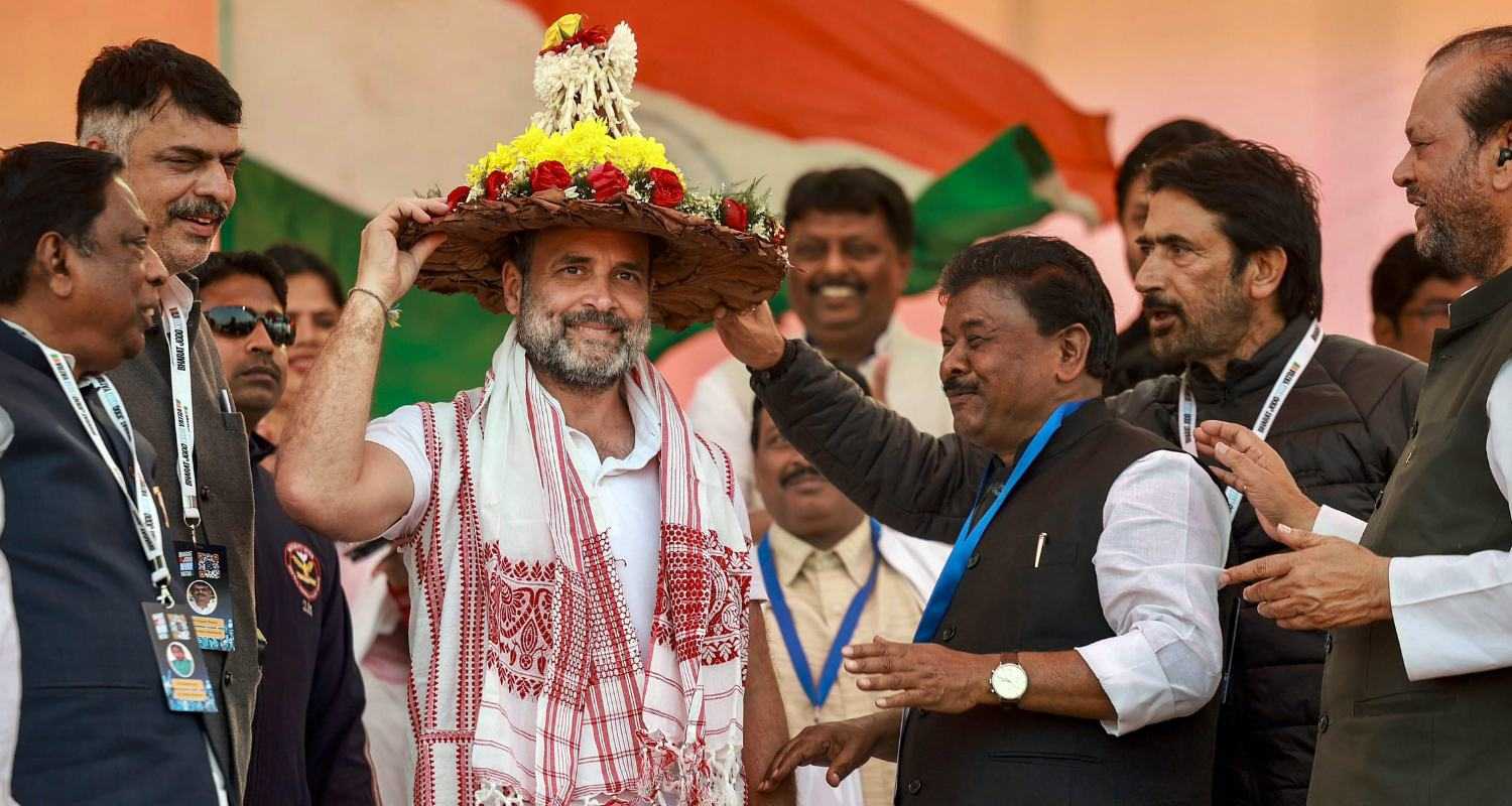 Rahul Gandhi being felicitated by party members in Jharkhand.