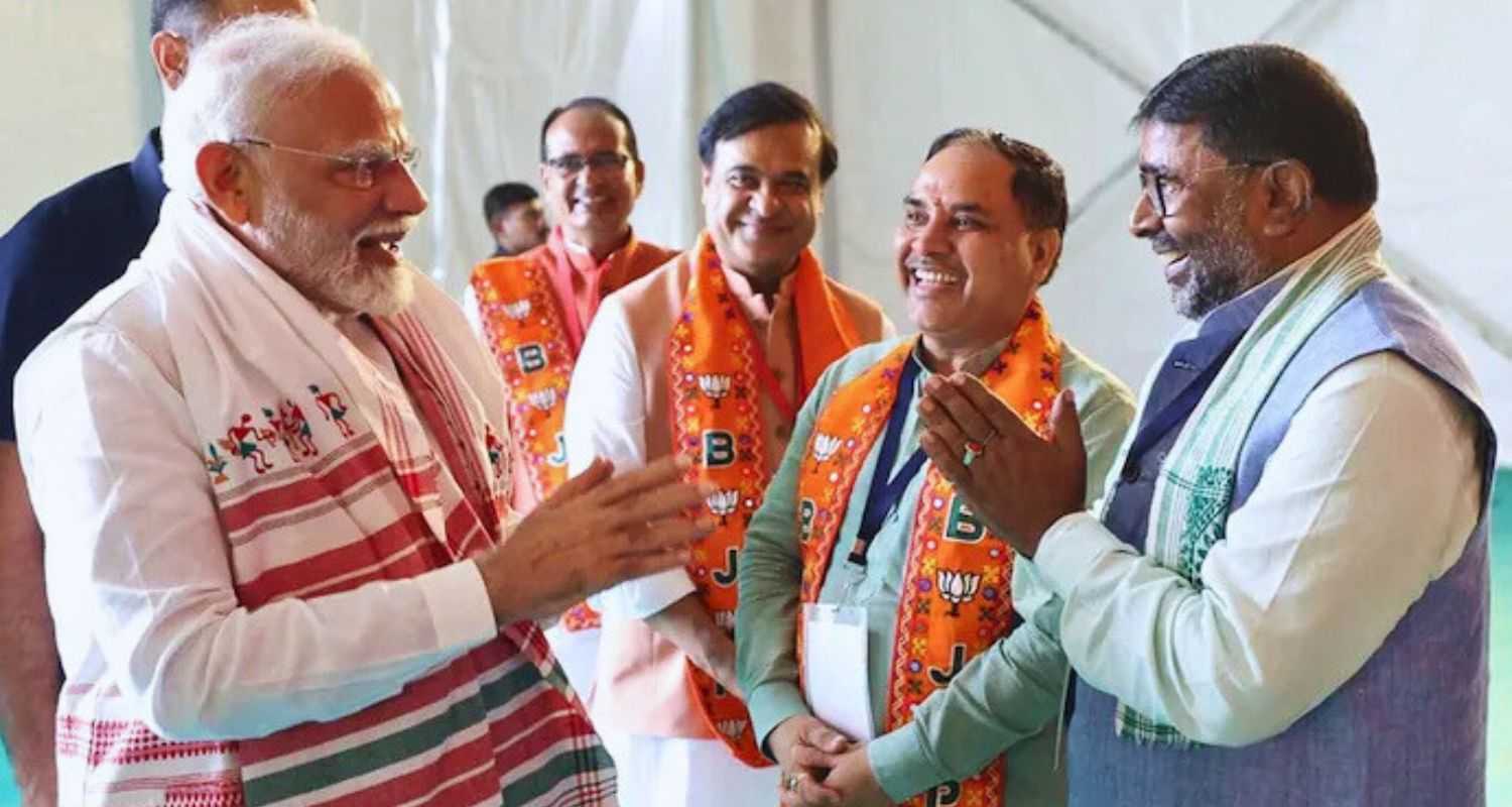 PM Modi meeting with Ravindra Kumar Rai (R) earlier this month in Jharkhand.