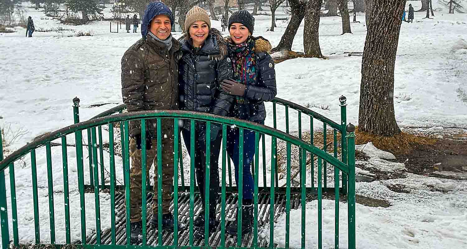 Former cricketer Sachin Tendulkar, accompanied by his wife Anjali and daughter Sara, was captured enjoying a serene moment amidst snowfall in Pahalgam, Anantnag district.