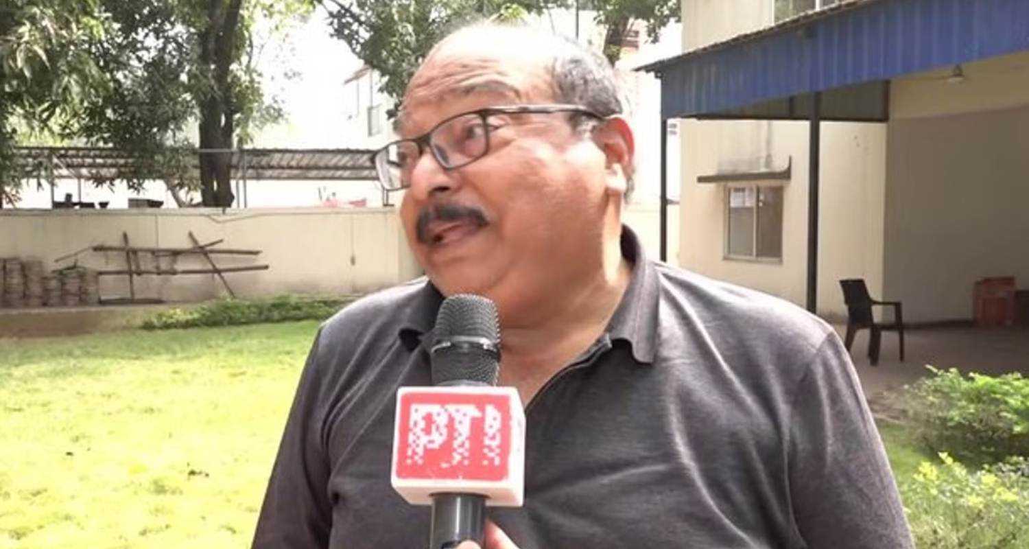 Image of former JMM MLA Sarfaraz Ahmad in conversation with the media. 