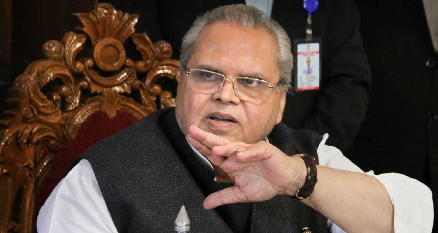 Former JK LG Satya Pal malik speaking to the reporters.