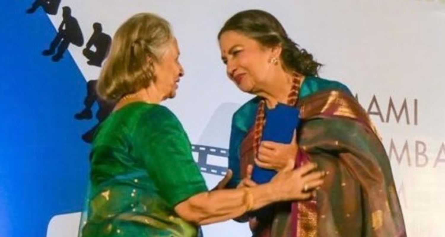 Waheeda Rehman honours Shabana Azmi with the Excellence in Cinema Award at MAMI. Image: X