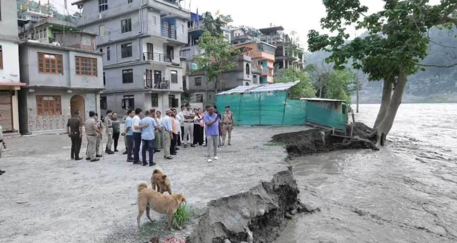 Oficials take stock of the situation after an evacuation alert was sounded by the State Disaster Management Authority observing a surge in the water level of the Teesta River, in Malli on Wednesday. 