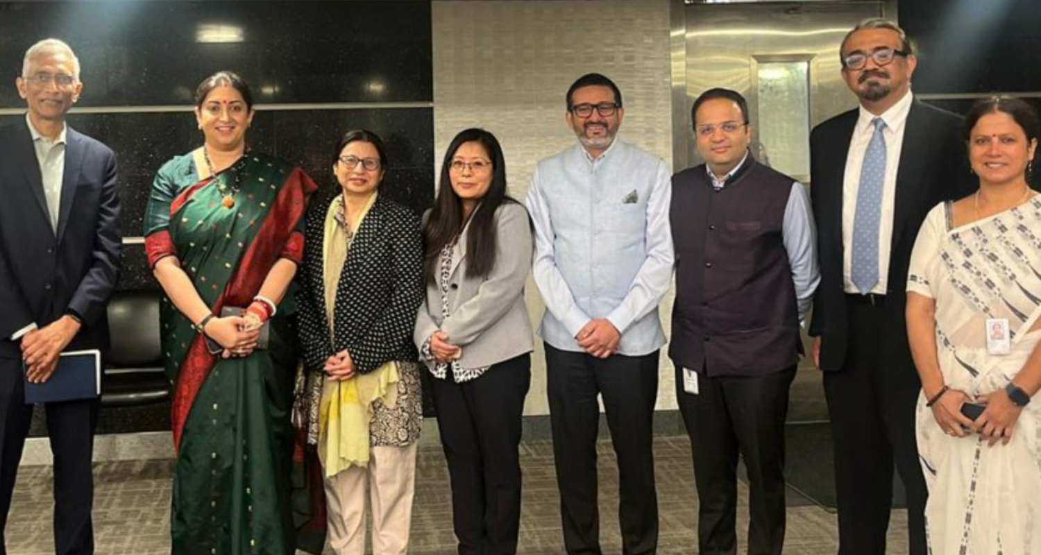 Smriti Irani met Executive Directors of the World Bank. 