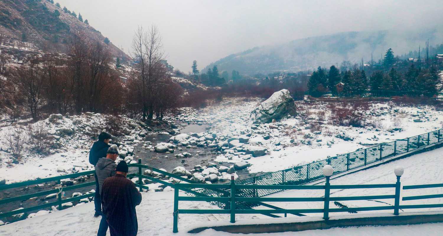 Higher reaches of Kashmir received snowfall in the mountain region, dry spell still continues, gulmarg, Anantnag, Srinagar have all not received snow