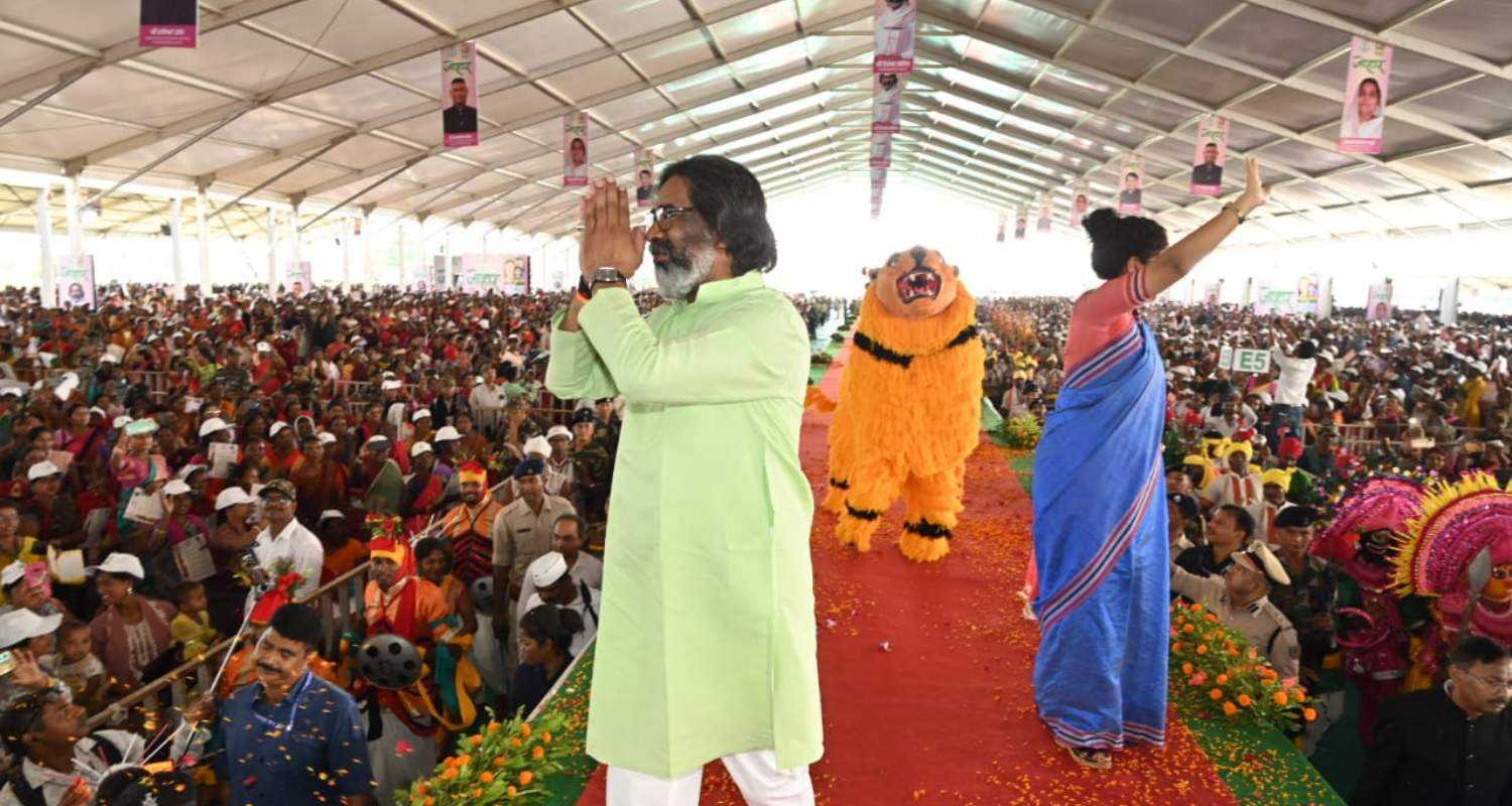 Hemant Soren greeting the audience during a public rally.