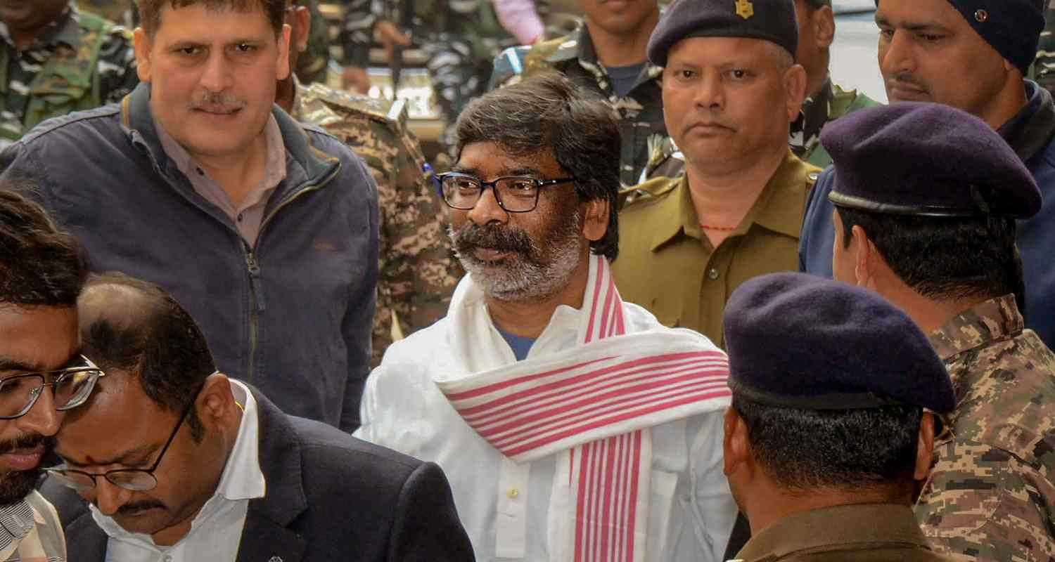 Hemant Soren being taken by security officials to a Ranchi court.