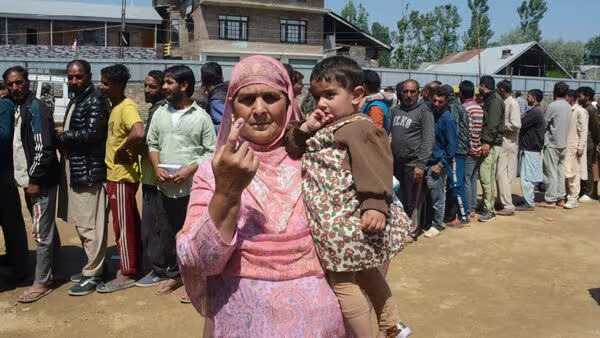 As the last withdrawal of nomination papers ended for the second phase of the upcoming Jammu and Kashmir elections, 27 candidates on Monday withdrew their nominations, leaving 239 candidates in the fray.