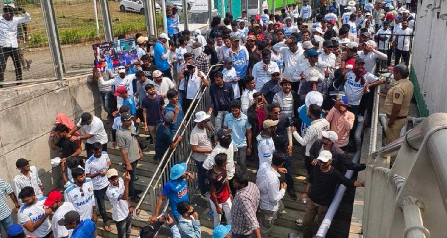 Angry fans at MCA Stadium waiting for drinking water. Image taken from X. 