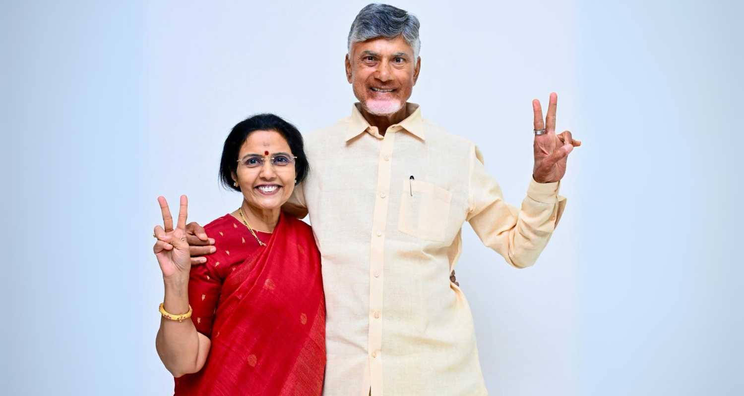 Chandrababu Naidu celebrating his victory with his wife, Nara Bhuvaneshwari.