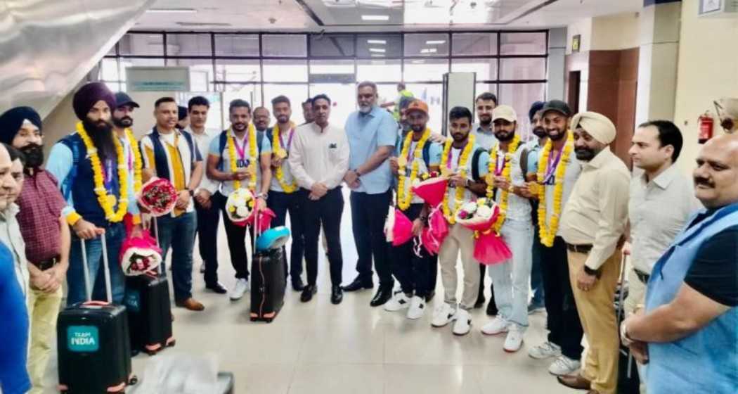 Bronze wining-hockey team receives heroic welcome at Amritsar.