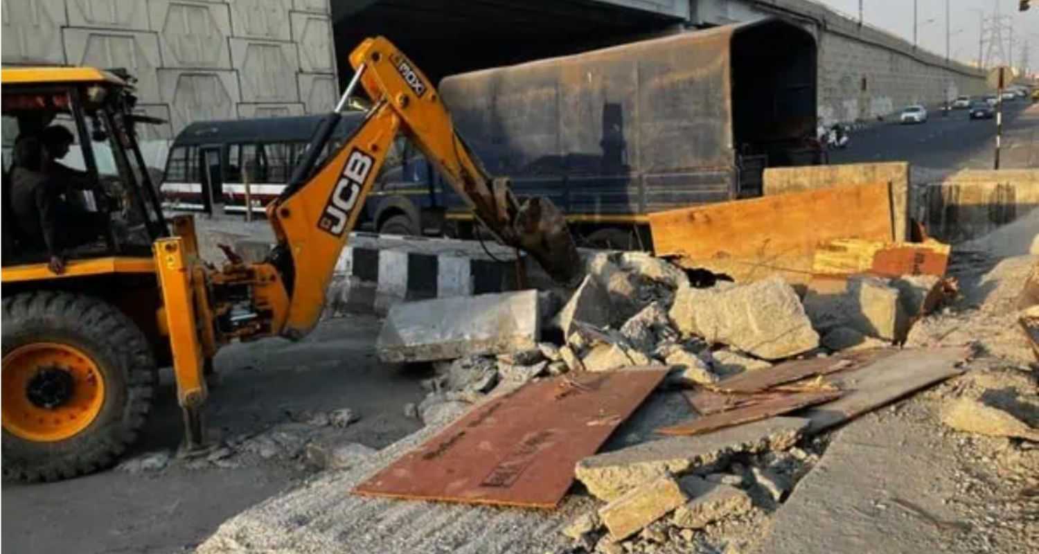 Delhi police starts removing barricades for ease of commuters travelling on that road. Image X.