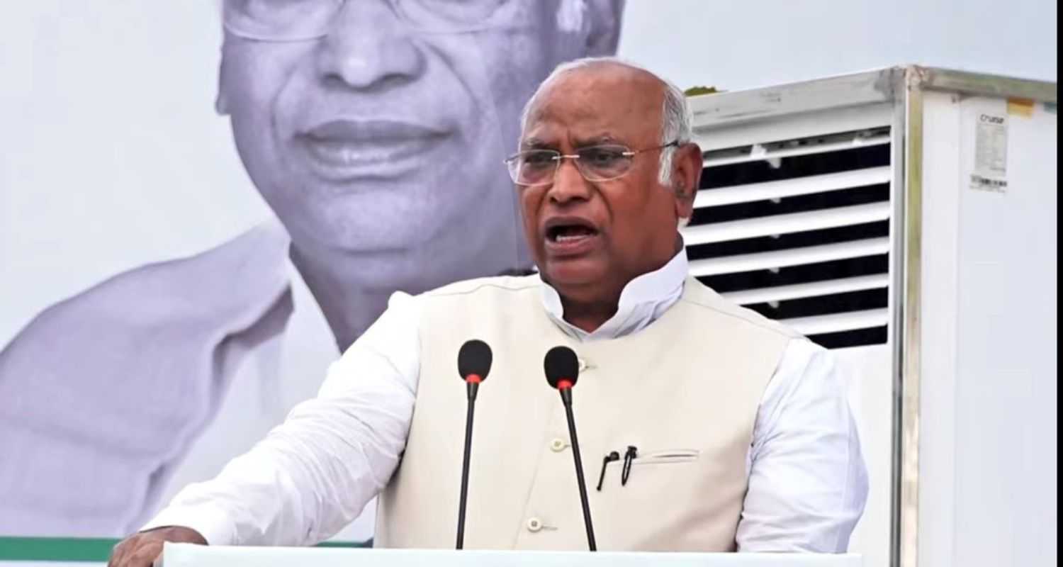 Congress President addresses a rally in Kalaburagi. Image X.