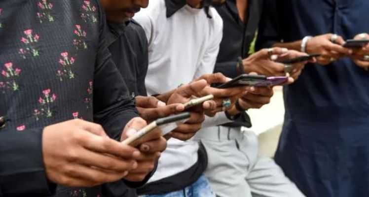 Despite India's affordable and increasingly accessible internet, a recent survey reveals widespread dissatisfaction among internet users due to slow data speeds and connectivity problems.