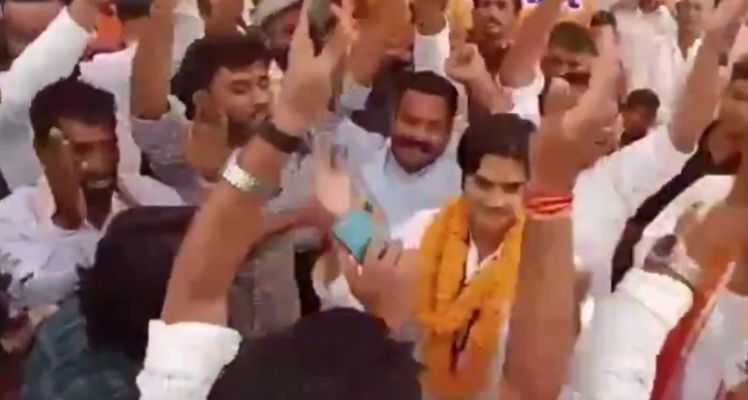 For the upcoming Lok Sabha elections in Guna, Madhya Pradesh, Mahanaryaman Scindia, son of Union Minister Jyotiraditya Scindia, took to the streets with a 'nukkad sabha' in Bamori.