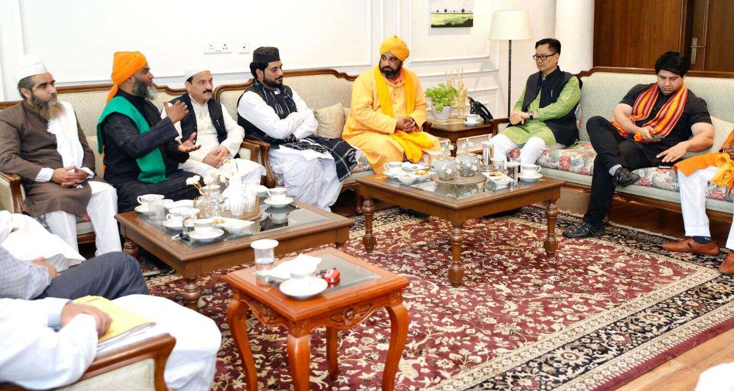 Muslim Leaders Meet Kiren Rijiju Discuss Waqf Issues.